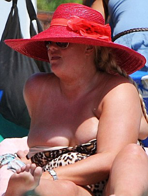 Cựu HH Anh vô tư khoe ngực đã "xì hơi" - 10