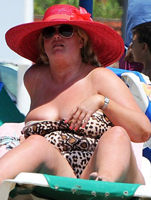 Cựu HH Anh vô tư khoe ngực đã "xì hơi" - 11