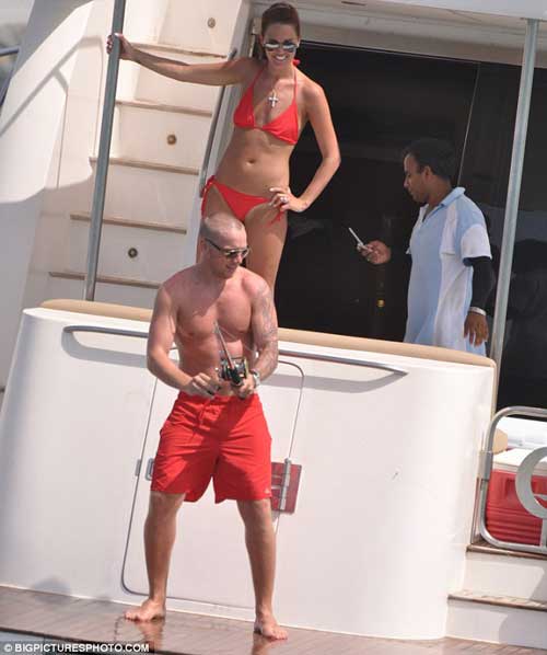 “Hoa hậu sát cầu thủ” khoe “ngực lép” - 3