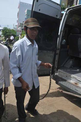 Hoảng loạn vì rắn độc bò khắp xe khách - 3