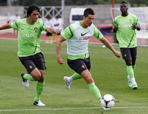 Ronaldo bỏ tập, BĐN rối như canh hẹ? - 1