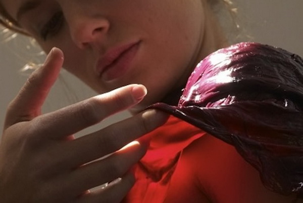 Chiếc váy làm từ… rượu vang - 5