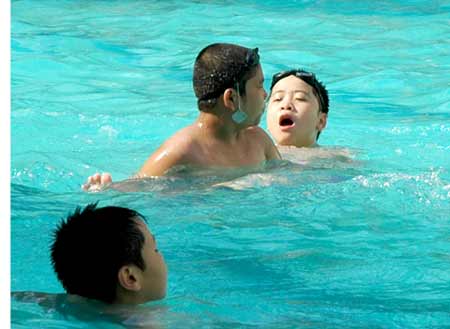 8 bệnh thường gặp khi tắm ở bể bơi - 1