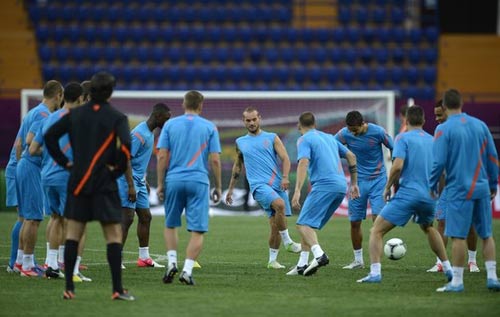 ĐT Hà Lan: “Lốc ngầm” trong phòng thay đồ - 2