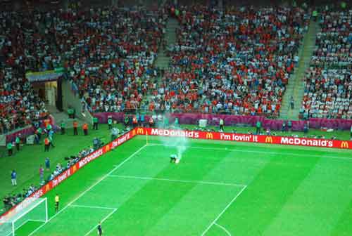 Những phút thót tim với CĐV Nga ở Warsaw - 2