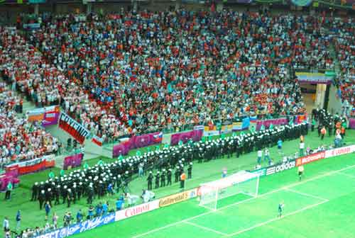 Những phút thót tim với CĐV Nga ở Warsaw - 3