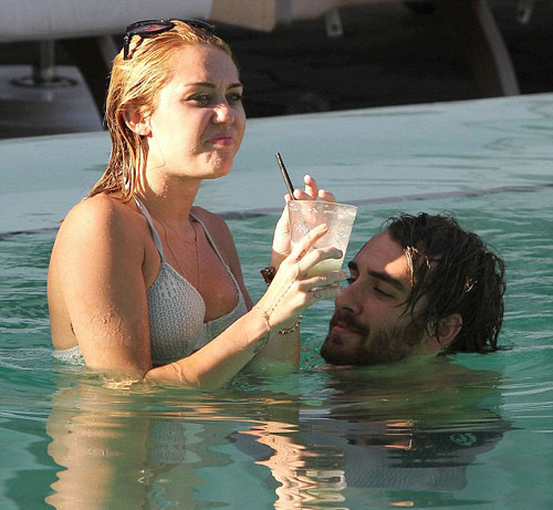 Sau đính hôn, Miley Cyrus thân mật với trai lạ - 3