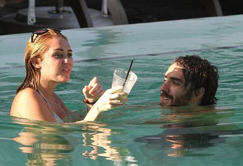 Sau đính hôn, Miley Cyrus thân mật với trai lạ - 6