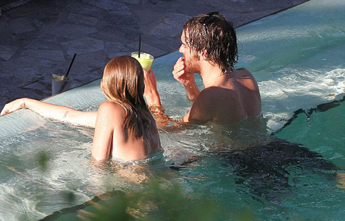 Sau đính hôn, Miley Cyrus thân mật với trai lạ - 7