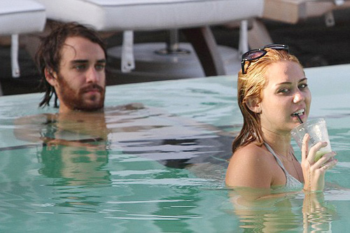 Sau đính hôn, Miley Cyrus thân mật với trai lạ - 13