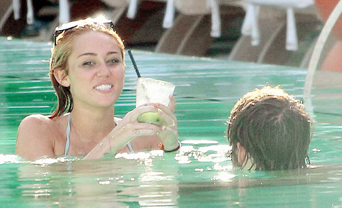 Sau đính hôn, Miley Cyrus thân mật với trai lạ - 14