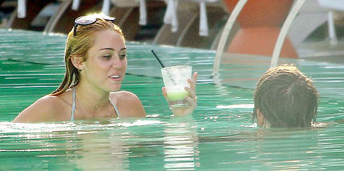 Sau đính hôn, Miley Cyrus thân mật với trai lạ - 16