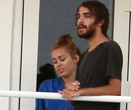 Sau đính hôn, Miley Cyrus thân mật với trai lạ - 17