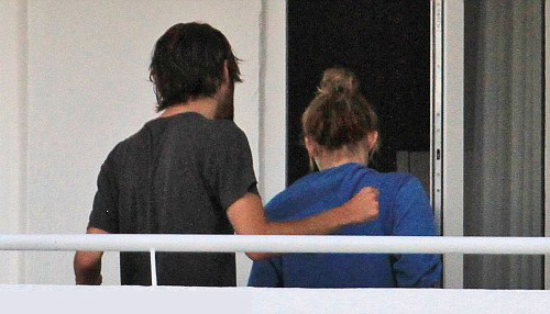 Sau đính hôn, Miley Cyrus thân mật với trai lạ - 18