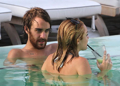 Sau đính hôn, Miley Cyrus thân mật với trai lạ - 2