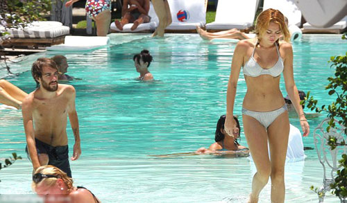 Sau đính hôn, Miley Cyrus thân mật với trai lạ - 8