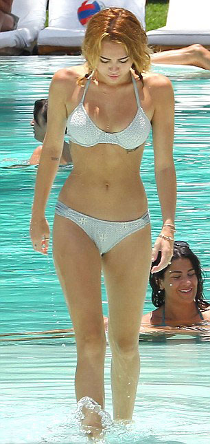 Sau đính hôn, Miley Cyrus thân mật với trai lạ - 9