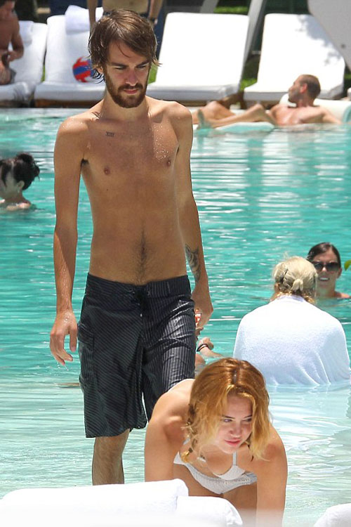 Sau đính hôn, Miley Cyrus thân mật với trai lạ - 12