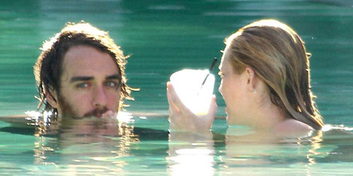 Sau đính hôn, Miley Cyrus thân mật với trai lạ - 5