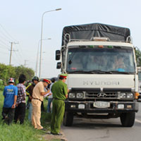 Tin tức trong ngày - Bị xe tải cán, 1 nhà 3 người chết thảm