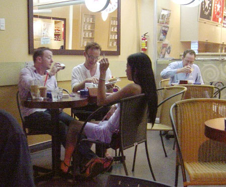 “Khu tam giác ăn chơi” khét tiếng Sài Gòn - 3