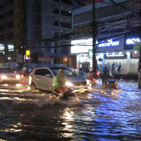 Tin tức Việt Nam - Hà Nội thành "sông" sau trận mưa lớn