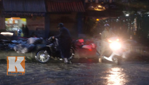 Hà Nội thành "sông" sau trận mưa lớn - 6