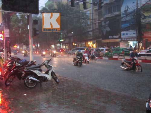 Hà Nội thành "sông" sau trận mưa lớn - 5