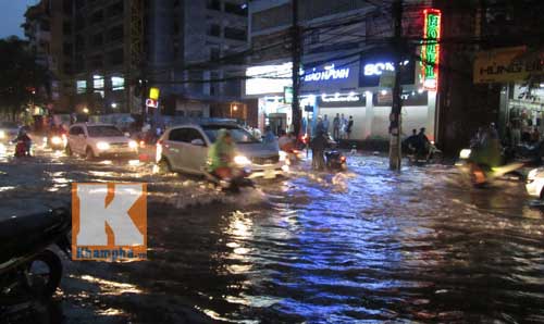 Hà Nội thành "sông" sau trận mưa lớn - 3