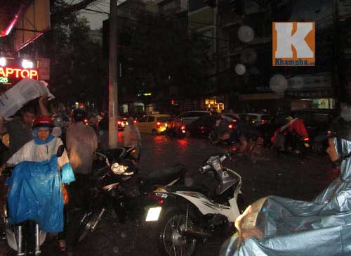 Hà Nội thành "sông" sau trận mưa lớn - 4