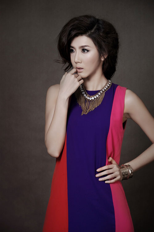 Ngọc Quyên khoe khéo khe ngực đầy - 18