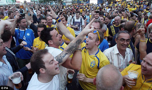 CĐV Anh và Thụy Điển đấu "võ mồm" - 2