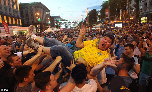 CĐV Anh và Thụy Điển đấu "võ mồm" - 3