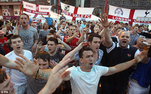 CĐV Anh và Thụy Điển đấu "võ mồm" - 4