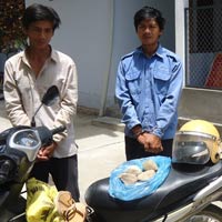 Tin tức trong ngày - Ném đá CSGT, định cởi quần áo "ăn vạ"