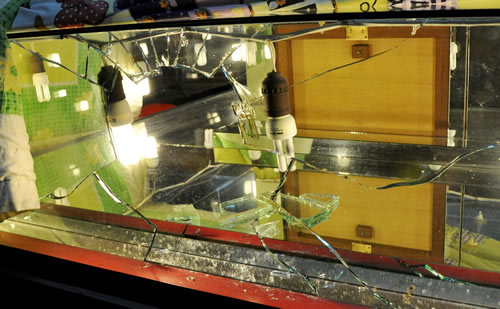 Cướp tiệm vàng trả nợ tiền cá độ - 2