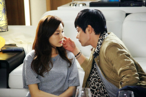 Chuyện tình 1 cm trên ghế sofa - 3