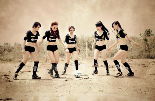 Đội bóng Nu Phạm gợi cảm cổ vũ Euro - 11