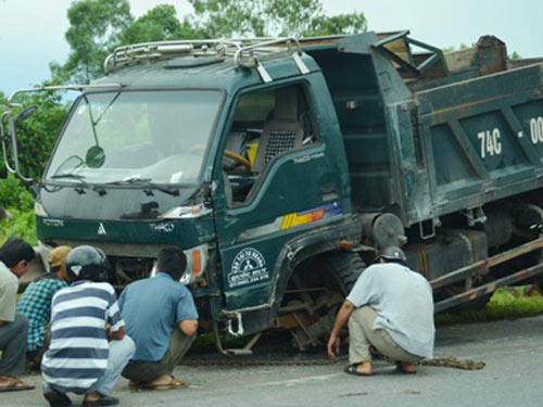 Ô tô đâm trực diện, hành khách hốt hoảng - 2