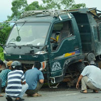 Tin tức trong ngày - Ô tô đâm trực diện, hành khách hốt hoảng