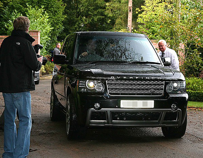 Range Rover Overfinch - Wayne Rooney  
Như chúng ta đã biết, bị cấm thi đấu 2 trận do bị treo giò, tiền đạo Wayne Rooney chỉ được thi đấu từ trận thứ 3 vòng bảng khi tuyển Anh gặp đội đồng chủ nhà Ukraina. Rooney tỏ ra là người yêu thích dòng xe Range Rover Overfinch. Chiếc SUV 2 cầu hạng sang của Rooney có thể đạt tốc độ 251 km/h với động cơ V8 dung tích 5,7 lít.