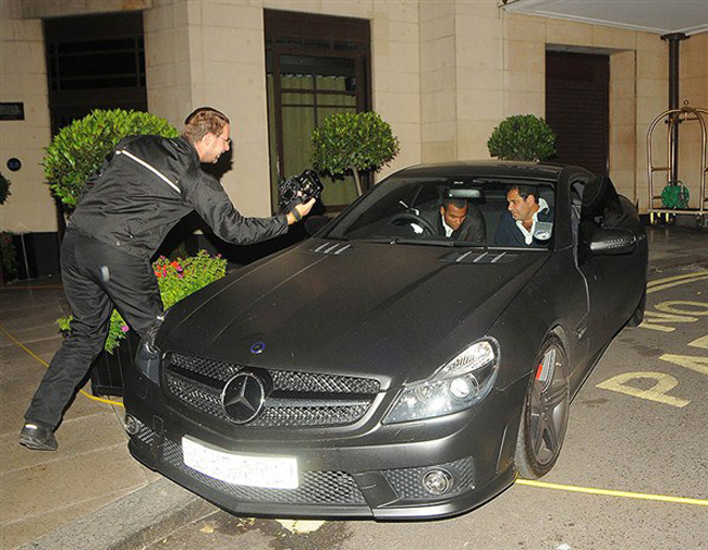 Mercedes-Benz SL - Ashley Cole 
Ashley Cole là một tín đồ của dòng xe Mercedes, ngoài chiếc Mercedes-Benz CL, hậu vệ tuyển Anh còn sở hữu chiếc Mercedes-Benz SL. Xe trang bị động cơ V6 có khả năng tăng tốc từ 0-100 km/h trong 4,6 giây và có giá 166.000 USD.
