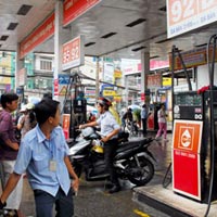 Tin tức trong ngày - Nên để doanh nghiệp tự định giá xăng