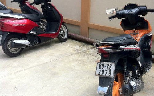 Xem xe biển số cực độc trong trụ sở CA - 9