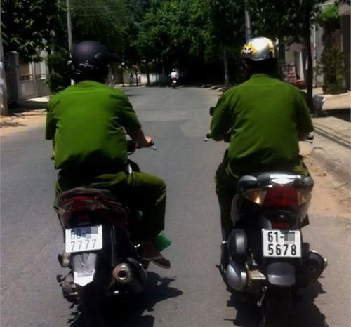 Xem xe biển số cực độc trong trụ sở CA - 10