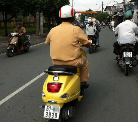 Xem xe biển số cực độc trong trụ sở CA - 11