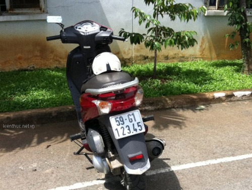 Xem xe biển số cực độc trong trụ sở CA - 2