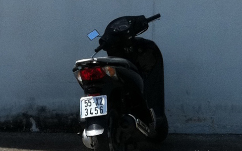 Xem xe biển số cực độc trong trụ sở CA - 3