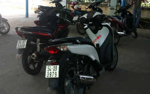 Xem xe biển số cực độc trong trụ sở CA - 4