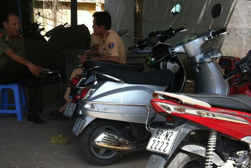 Xem xe biển số cực độc trong trụ sở CA - 5